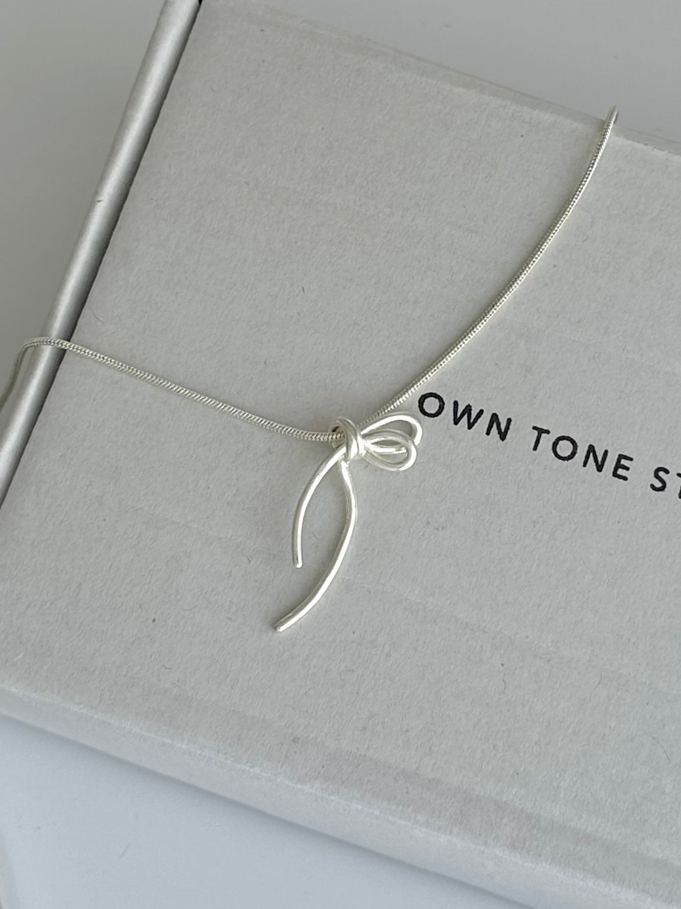 Single-Sided Bow Necklace